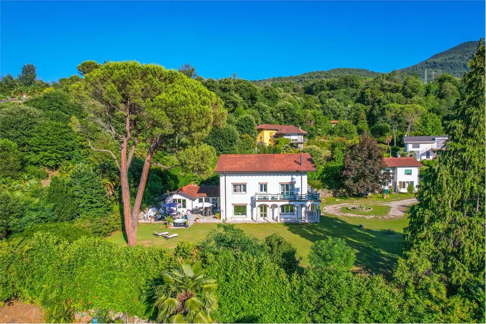 Curata villa con dependance, a pochi passi dal lago con splendida vist – foto 6 di 13