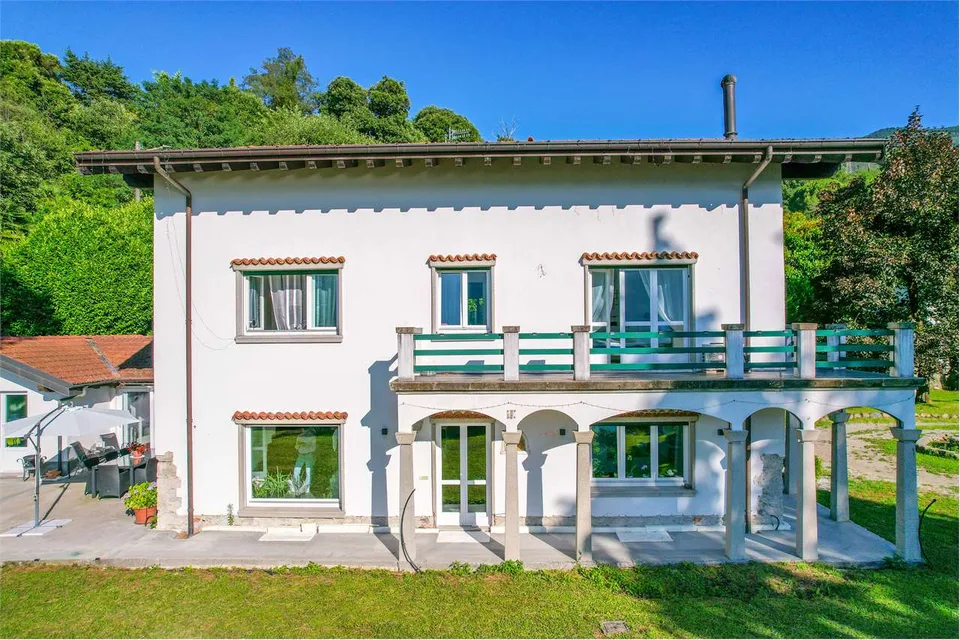 Curata villa con dependance, a pochi passi dal lago con splendida vist – foto 12 di 13