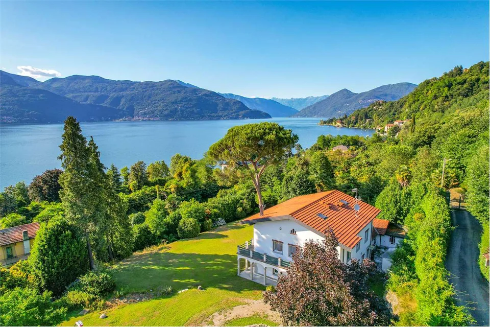 Belle villa avec dépendance, à quelques pas du lac avec une vue splendide