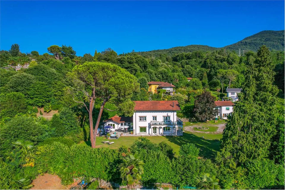 Curata villa con dependance, a pochi passi dal lago con splendida vist – foto 8 di 13