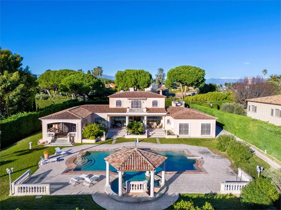 LUSSUOSA VILLA PROVENZALE IN UNA TENUTA RECINTATA