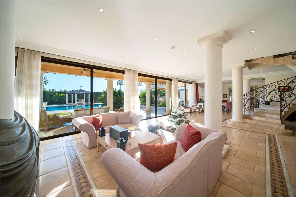 VILLA PROVENÇALE DE LUXE DANS UN DOMAINe CLOS