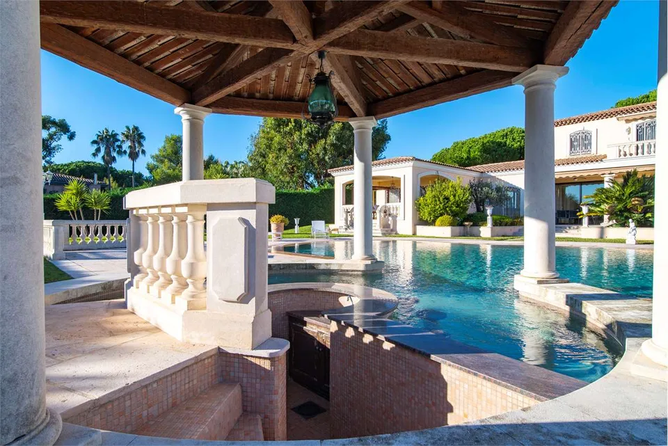 LUSSUOSA VILLA PROVENZALE IN UNA TENUTA RECINTATA – foto 10 di 12