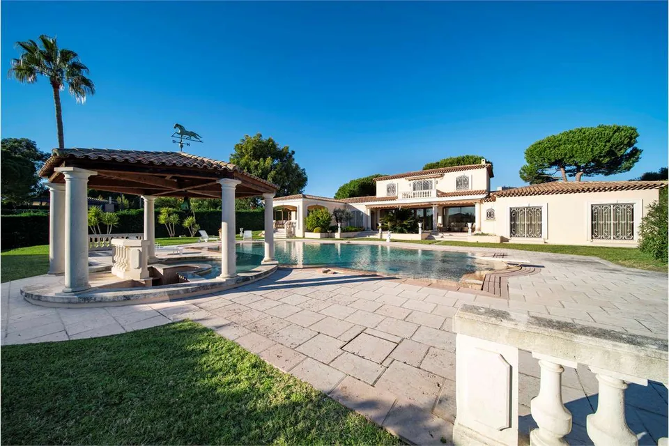 LUSSUOSA VILLA PROVENZALE IN UNA TENUTA RECINTATA – foto 9 di 12