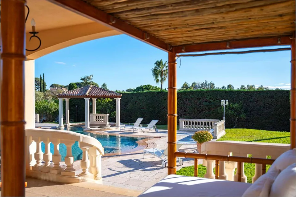 VILLA PROVENÇALE DE LUXE DANS UN DOMAINe CLOS