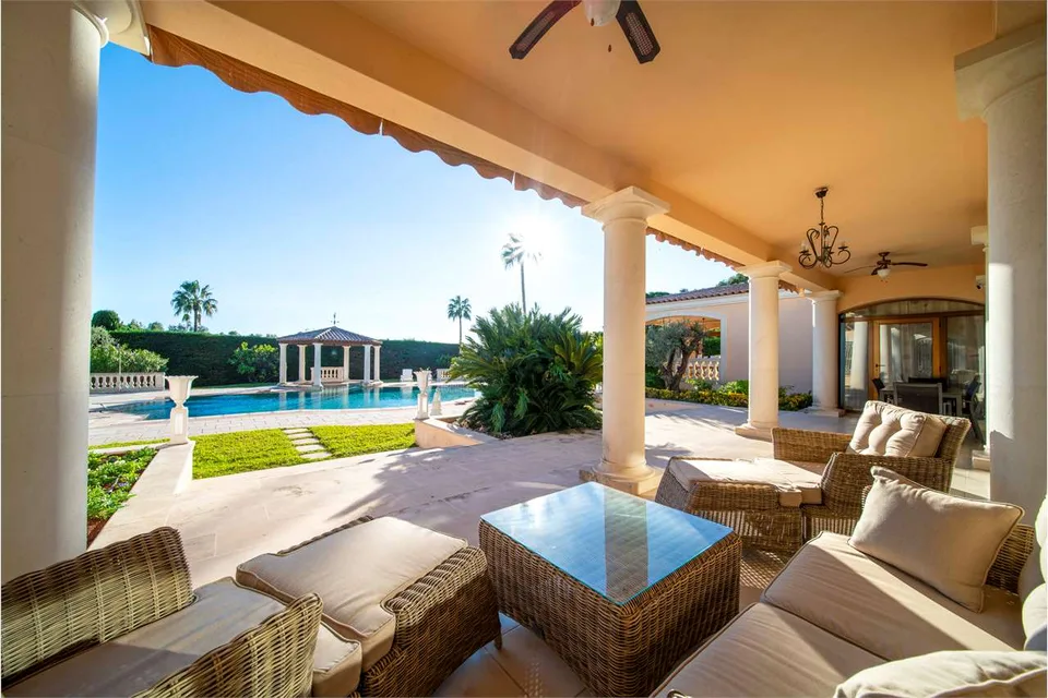 VILLA PROVENÇALE DE LUXE DANS UN DOMAINe CLOS