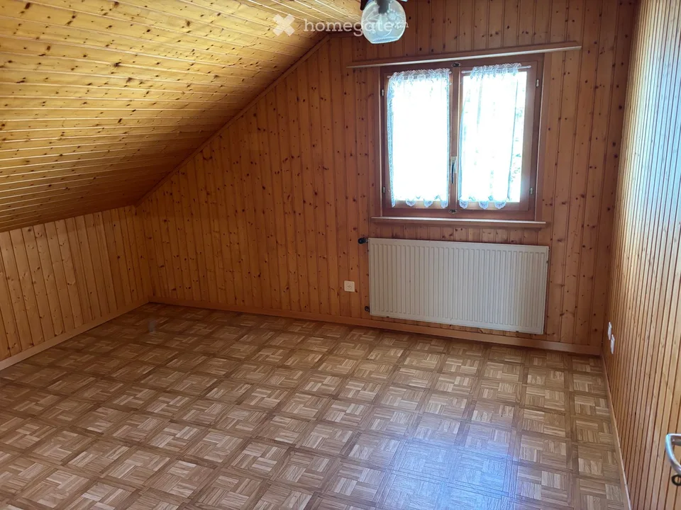 Casa unifamiliare vecchia con potenziale di ristrutturazione/modernizzazione