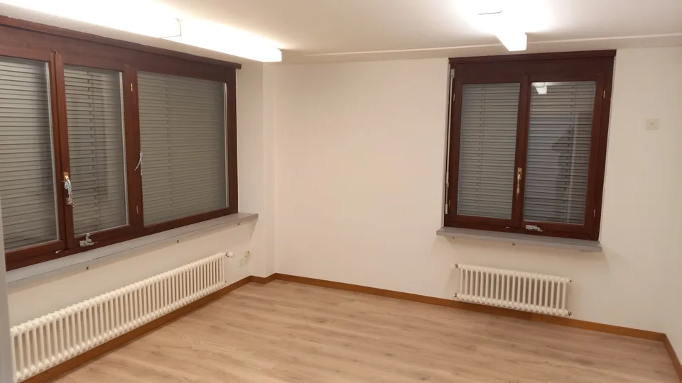 Bureaux ou locaux de pratique dans un emplacement central, ainsi que des archives et des locaux de stockage