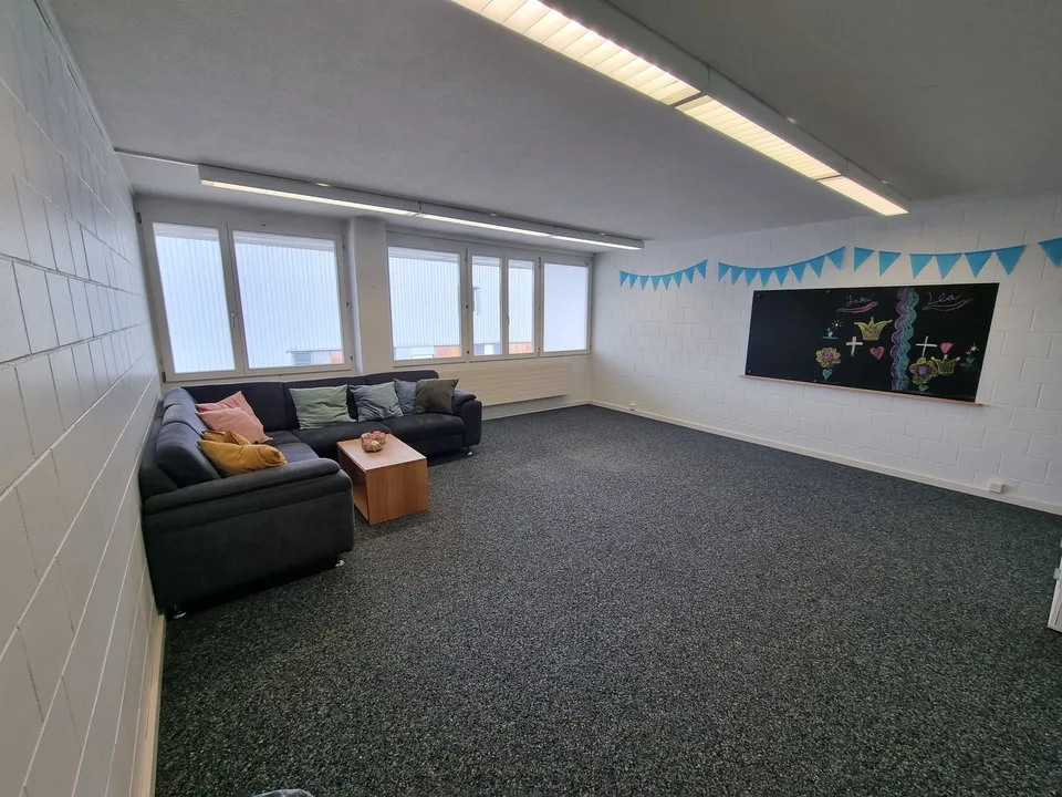 Bureaux ou locaux de pratique dans un emplacement central, ainsi que des archives et des locaux de stockage