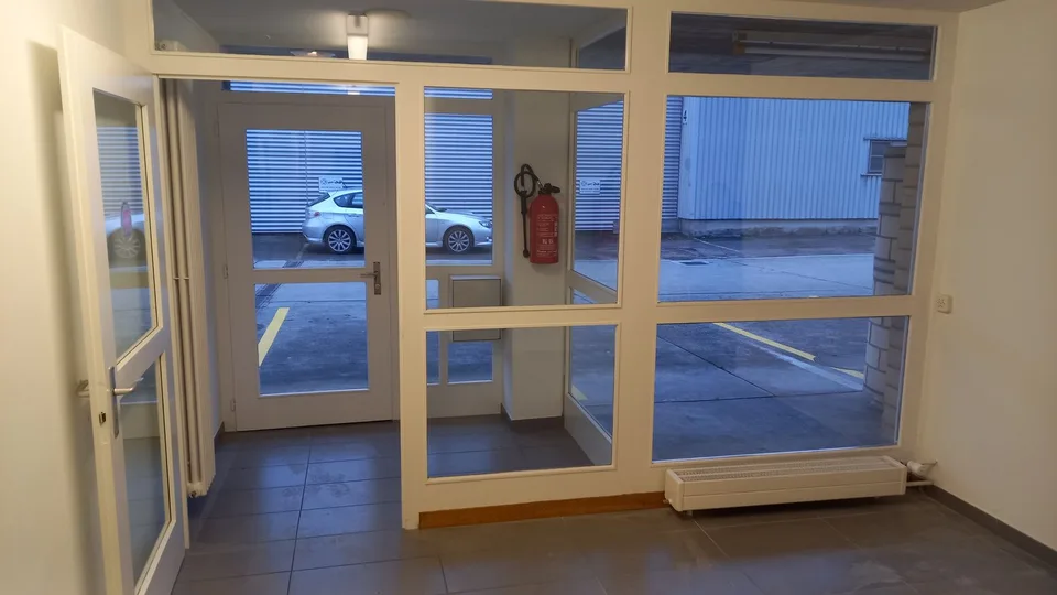 Bureaux ou locaux de pratique dans un emplacement central, ainsi que des archives et des locaux de stockage