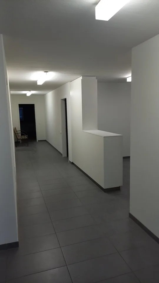 Bureaux ou locaux de pratique dans un emplacement central, ainsi que des archives et des locaux de stockage