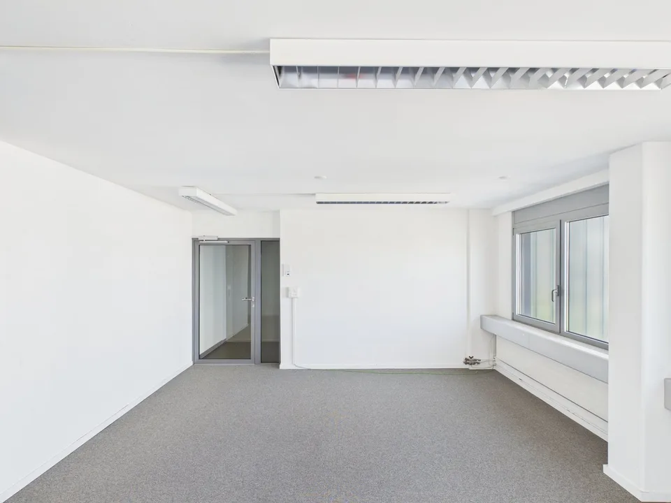 Bureau prêt à être occupé pour 8-14 employés – 10 minutes à Stettbach – photo 12 sur 14