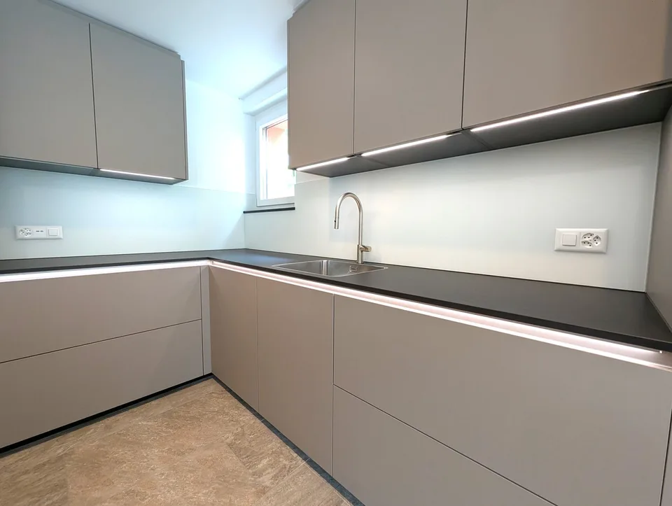 Modernes und elegantes Ferien-Penthouse am See mit Bootsliegeplatz