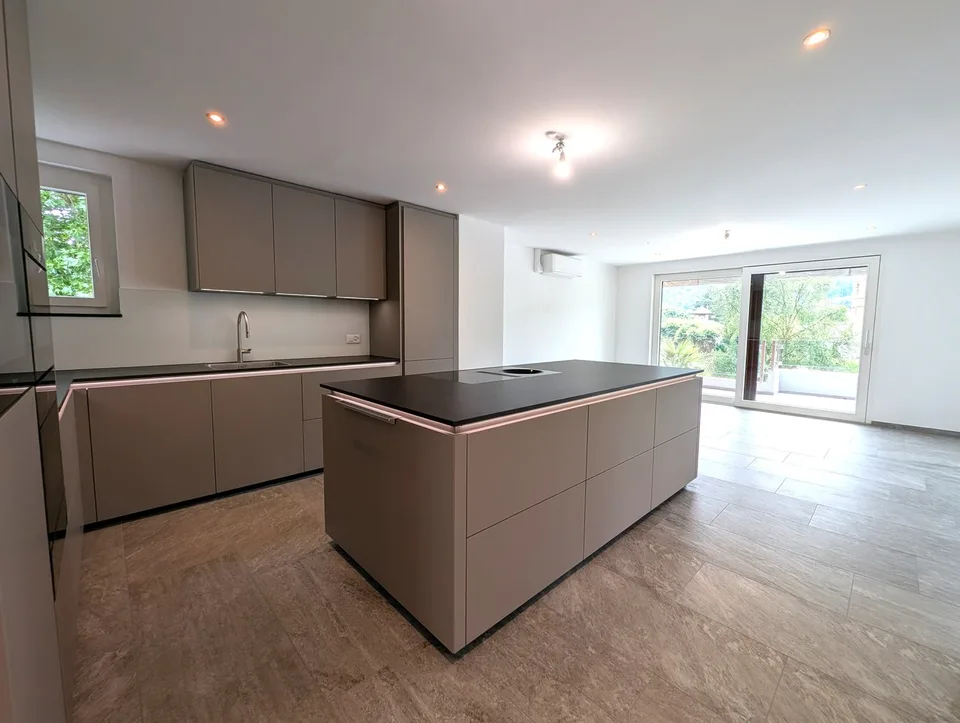Modernes und elegantes Ferien-Penthouse am See mit Bootsliegeplatz