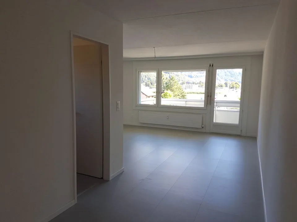 Helle 4.5-Zimmer-Wohnung mit Balkon und Bergpanorama in Oberurnen