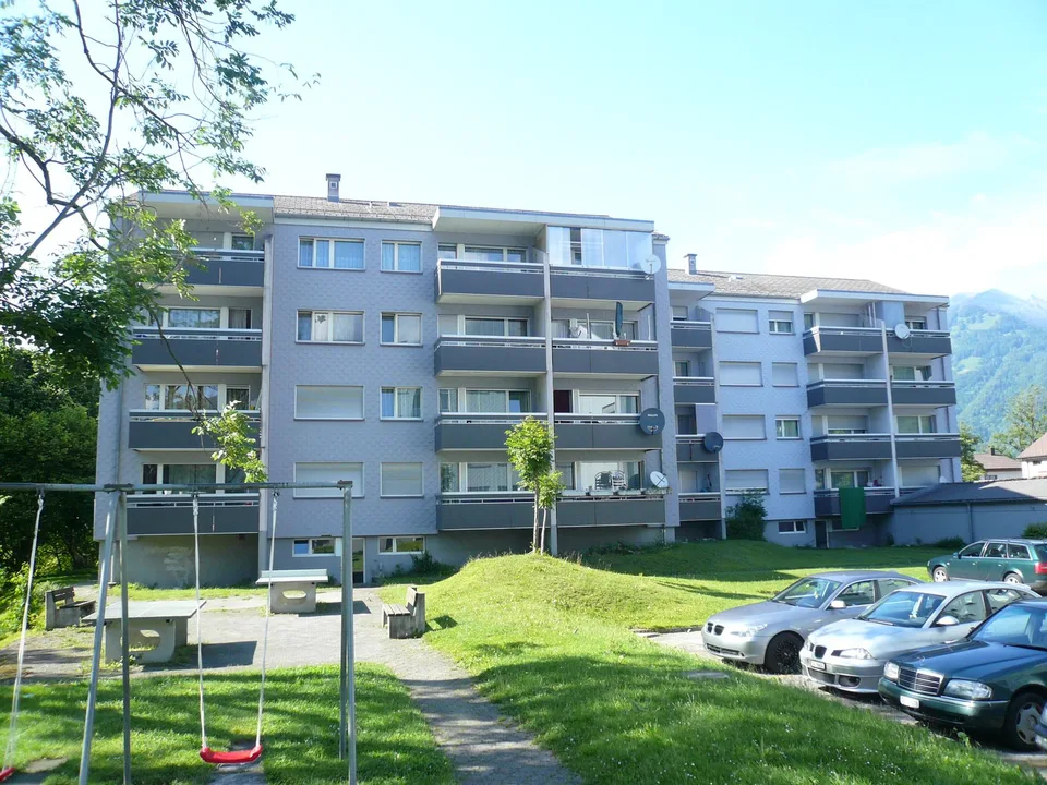 Helle 4.5-Zimmer-Wohnung mit Balkon und Bergpanorama in Oberurnen