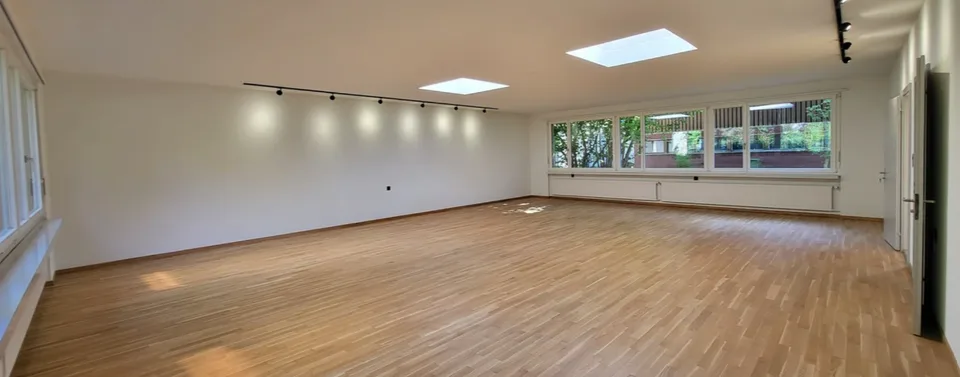 Bâtiment de bureau/atelier lumineux dans un emplacement central à Glarus – 165 m² disponible immédiatement