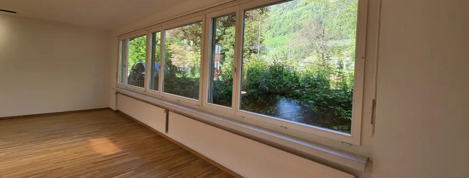 Edificio ufficio/studio luminoso in una posizione centrale a Glarus – 165 m² disponibile immediatamente – foto 6 di 7