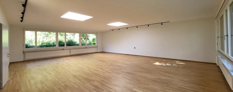 Bâtiment de bureau/atelier lumineux dans un emplacement central à Glarus – 165 m² disponible immédiatement