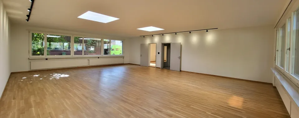 Bâtiment de bureau/atelier lumineux dans un emplacement central à Glarus – 165 m² disponible immédiatement
