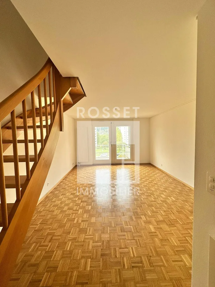 Bel appartement de 3 pièces au 1er étage en duplex de 80 m2 avec un balcon et une terrasse.