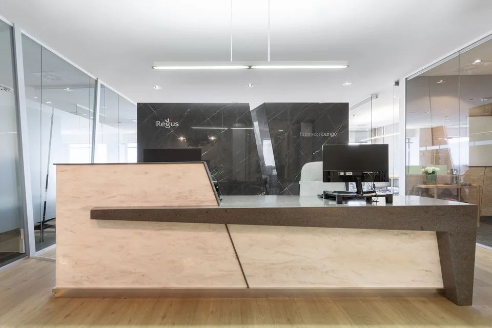 Privater Büroraum für 5 in Regus Spoom Green City, Manegg