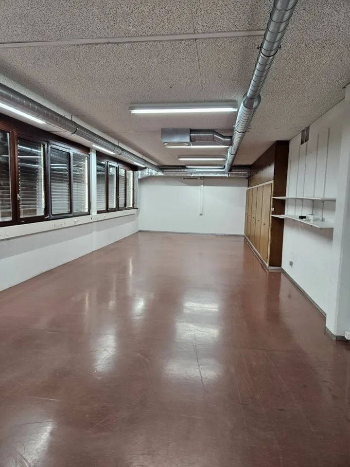 Lokal im Erdgeschoss, 266 m2 groß.