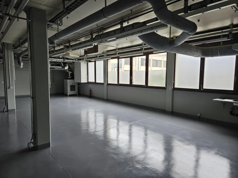 Local commercial en rez-de-chaussée, d'une surface de 266 m2.