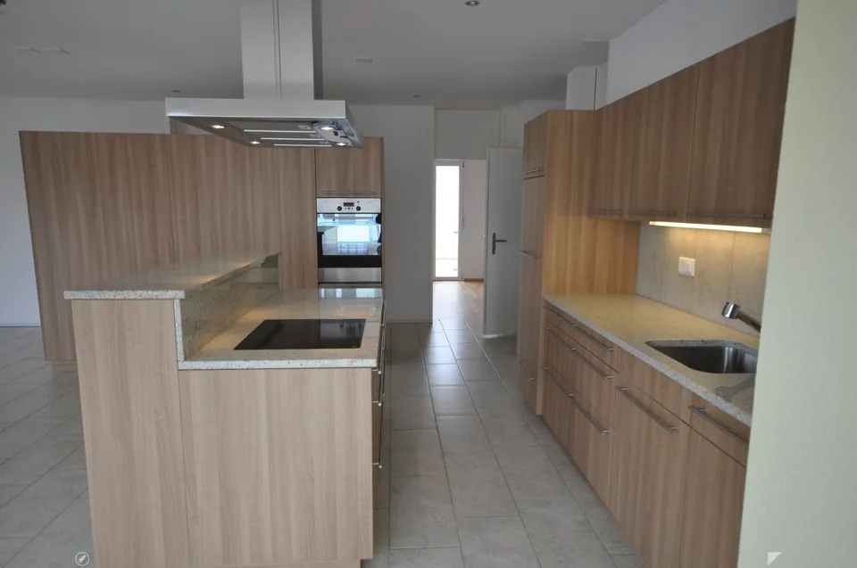Helle 4.5-Zimmerwohnung mit Balkon in der Nähe des Stadtzentrums
