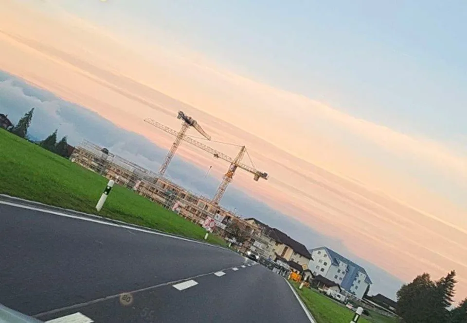 Esperienza di vita esclusiva: Attico di prima occupazione con vista mozzafiato sul lago e sulle montagne e sopra il mare di nebbia