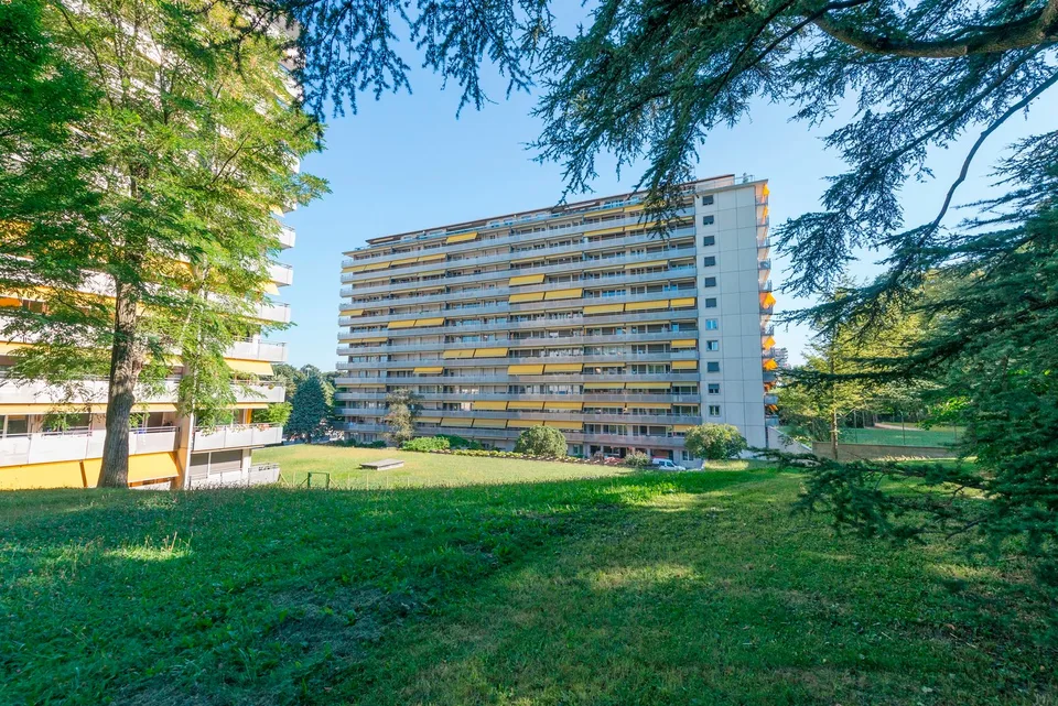 Place moto au coeur des Eaux-Vives