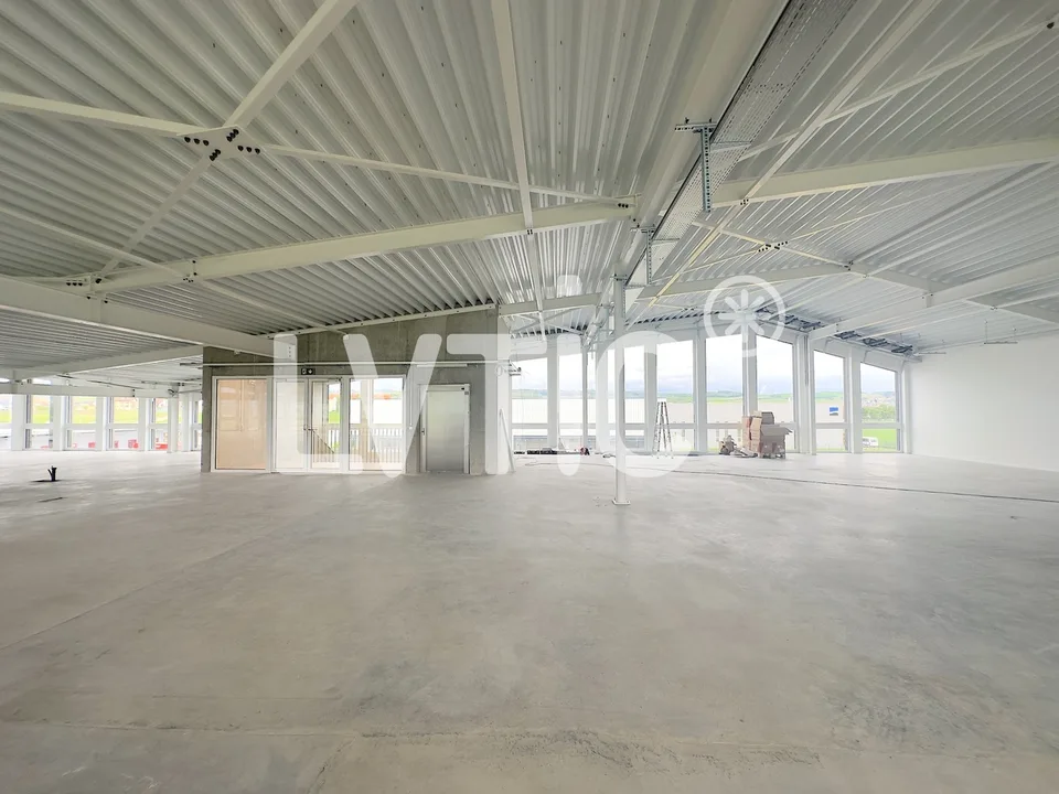 Büros von 800 m2, aufteilbar ab 300 m2, zur Miete in Chavornay