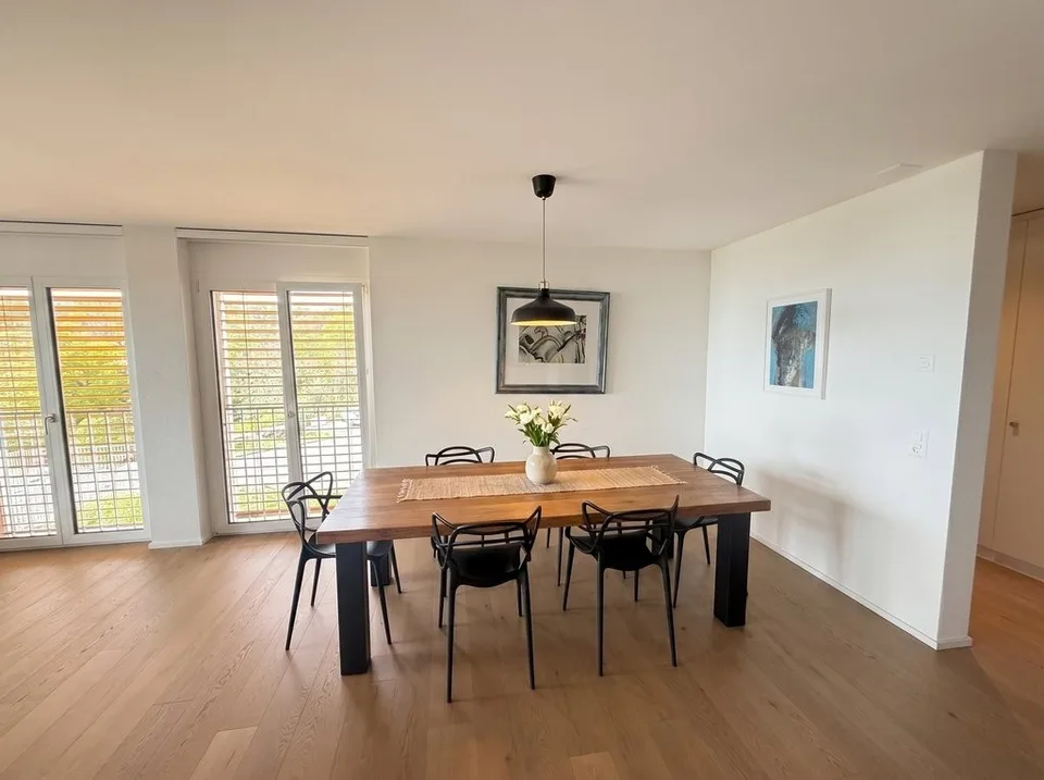 Geräumige 4.5-Zimmer-Wohnung mit Terrasse und atemberaubendem Seeblick