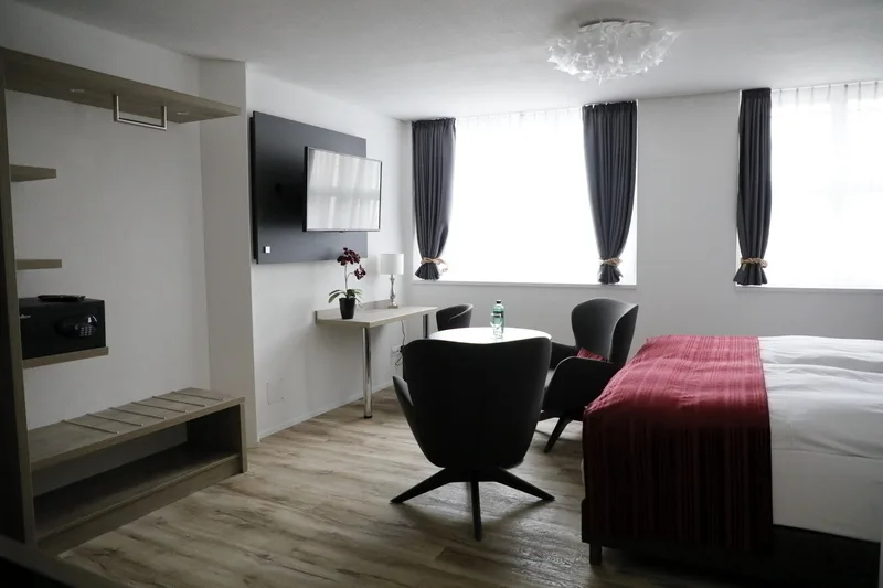 1 ZI-WOHNUNG IN REICHENBURG (SZ), MÖBLIERT
