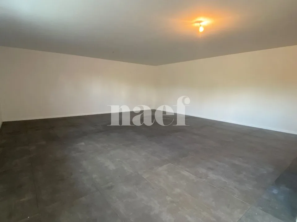Dépôt, 1er sous-sol, 61m2, avec salle de douche à Dompierre !