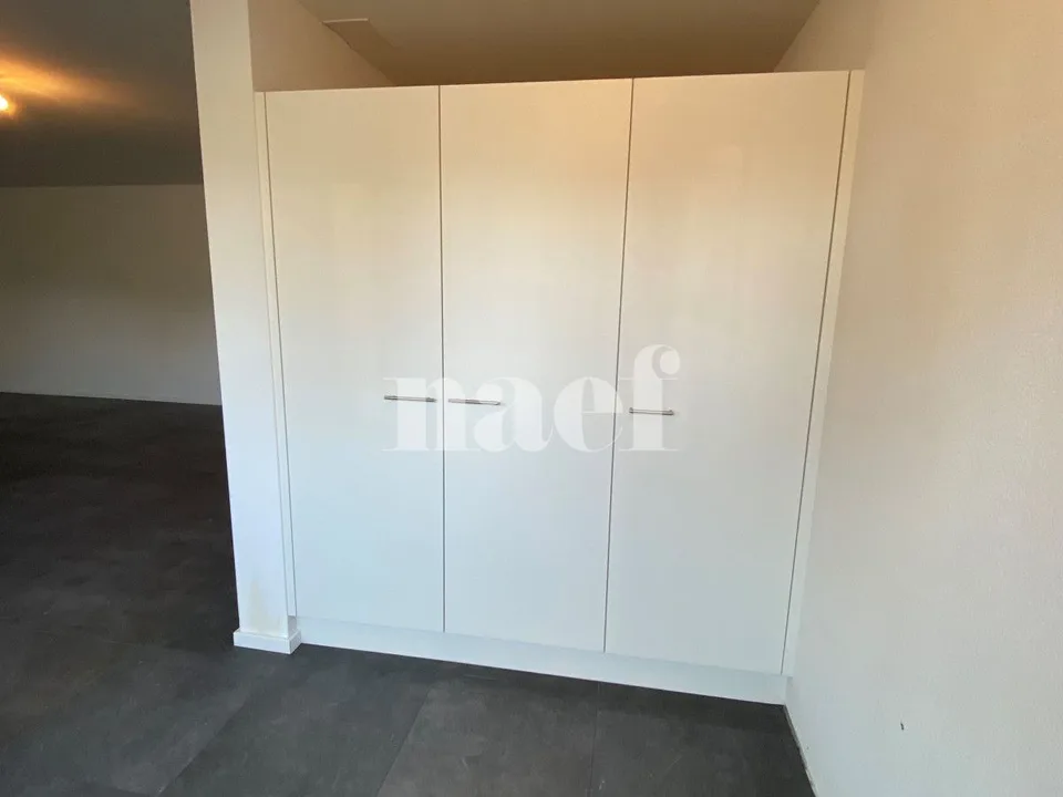 Dépôt, 1er sous-sol, 61m2, avec salle de douche à Dompierre !