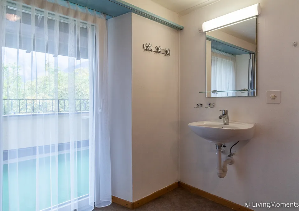Camera arredata con balcone - in affitto mensile