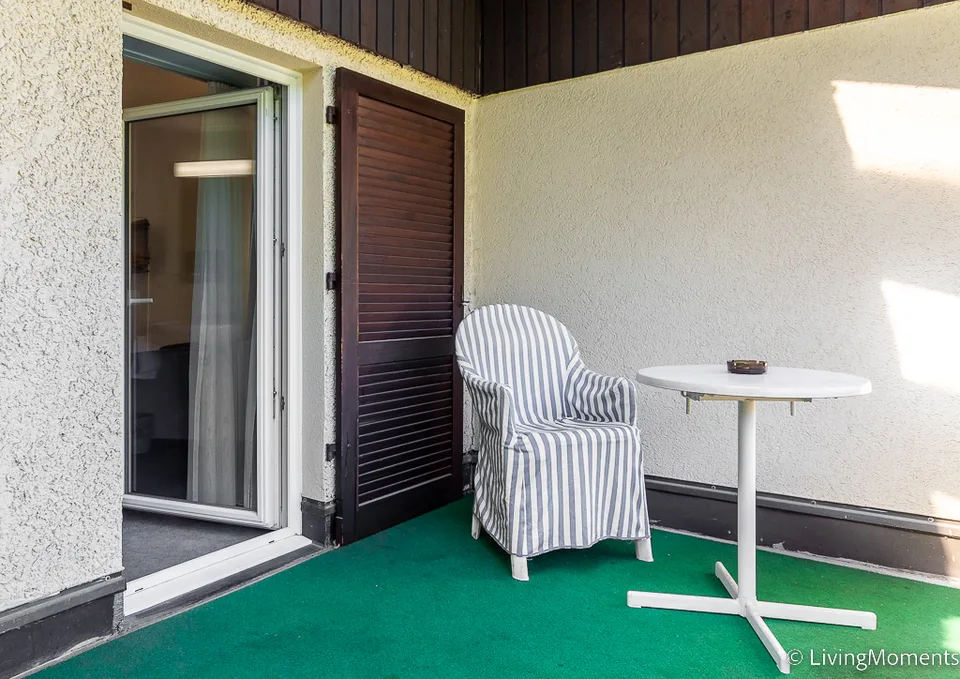 Camera arredata con balcone - in affitto mensile