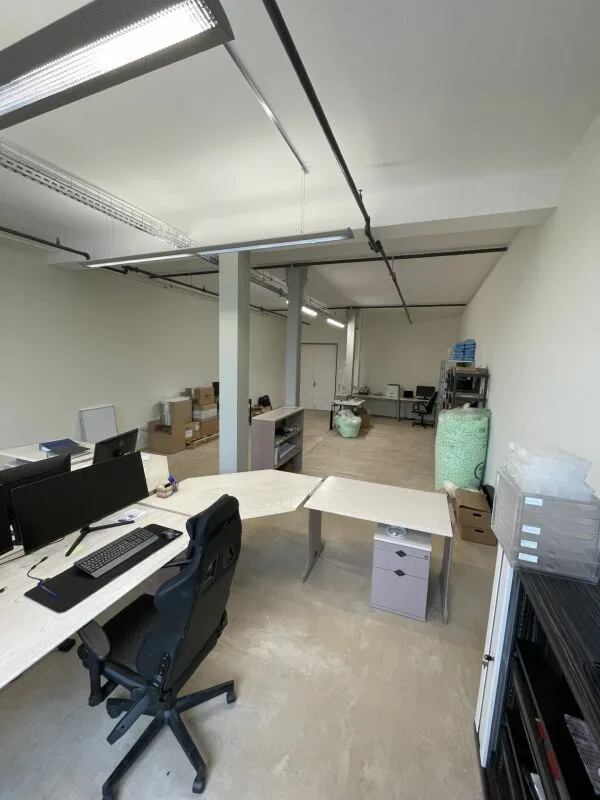 72 m2 d'espaces commerciaux dans un bâtiment commercial moderne avec construction de coque exclusive