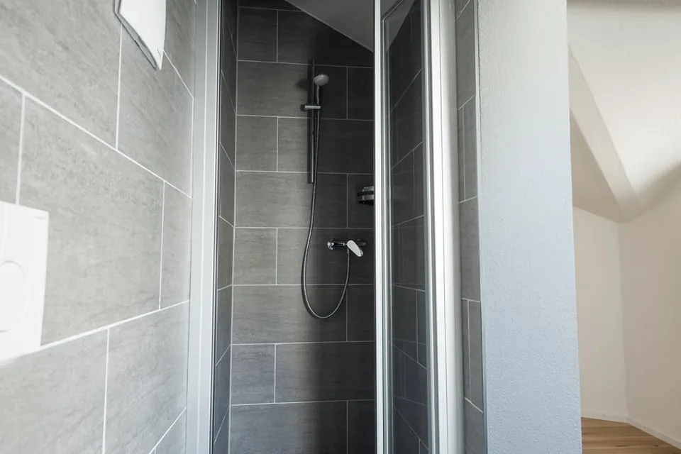 Helle 3 Zimmer Dachwohnung mit Aussicht in Zürich Wiedikon – foto 24 di 26
