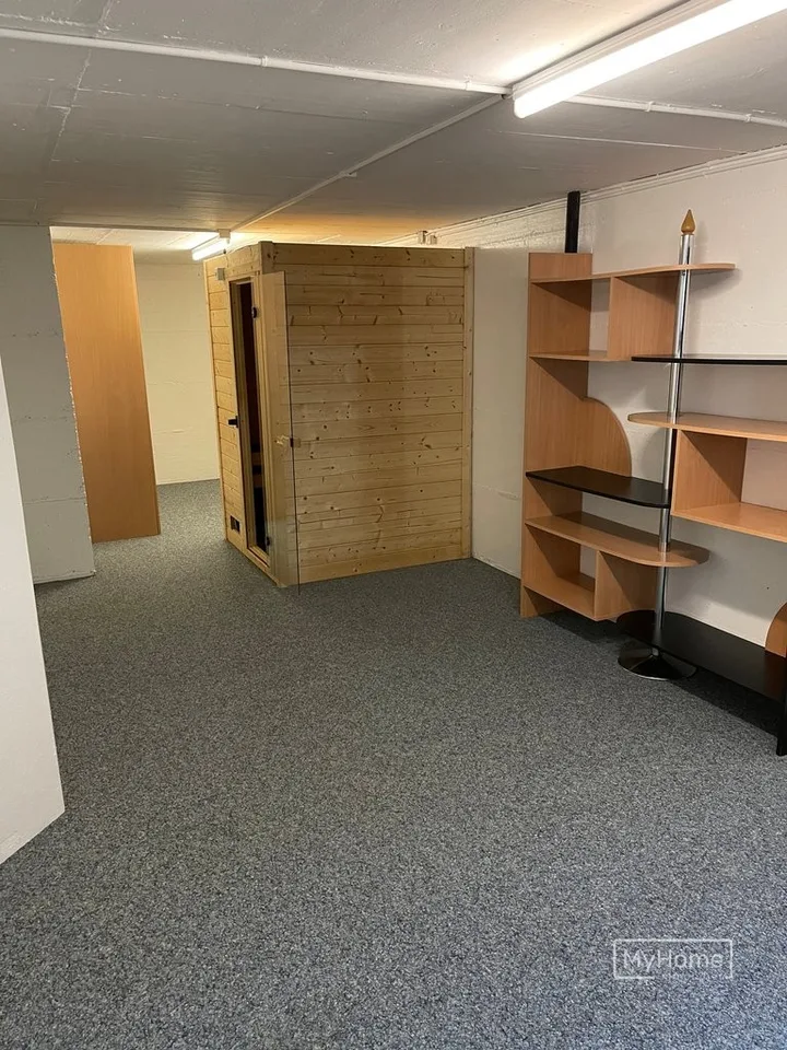 Geräumige 6.5-Zimmer-Villa mit großem privatem Garten – Foto 11 von 12