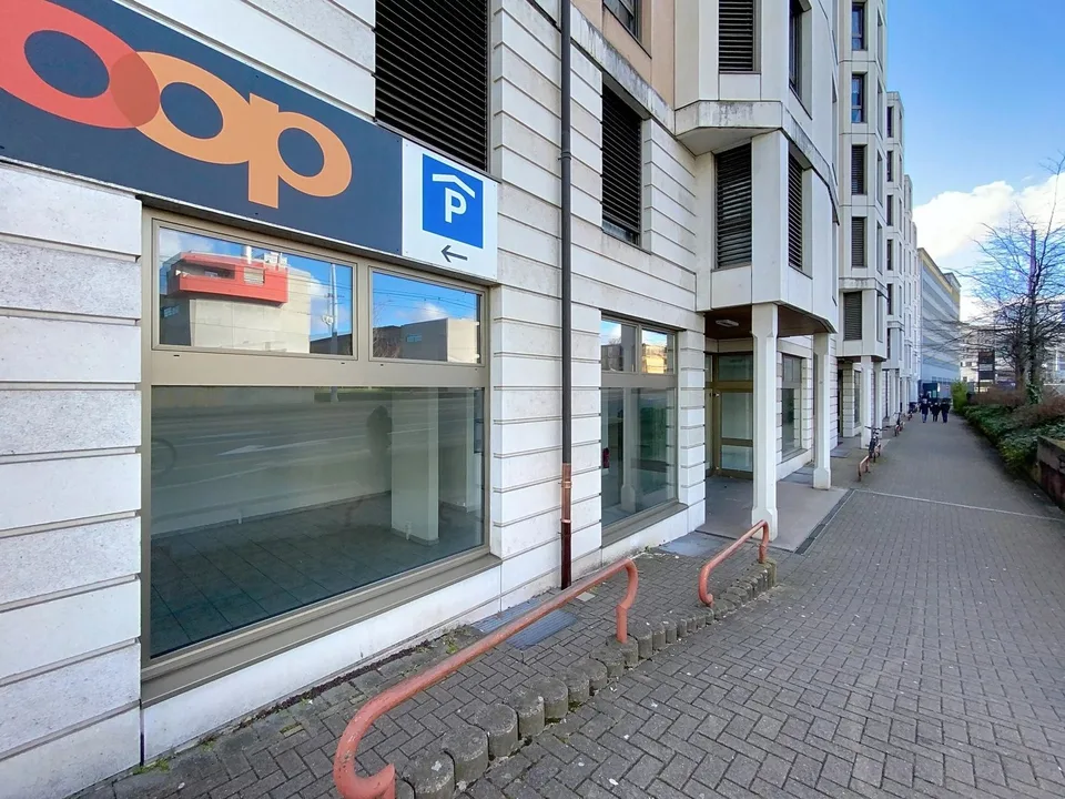 Schöne, geräumige Arkade in der Nähe der Nationen