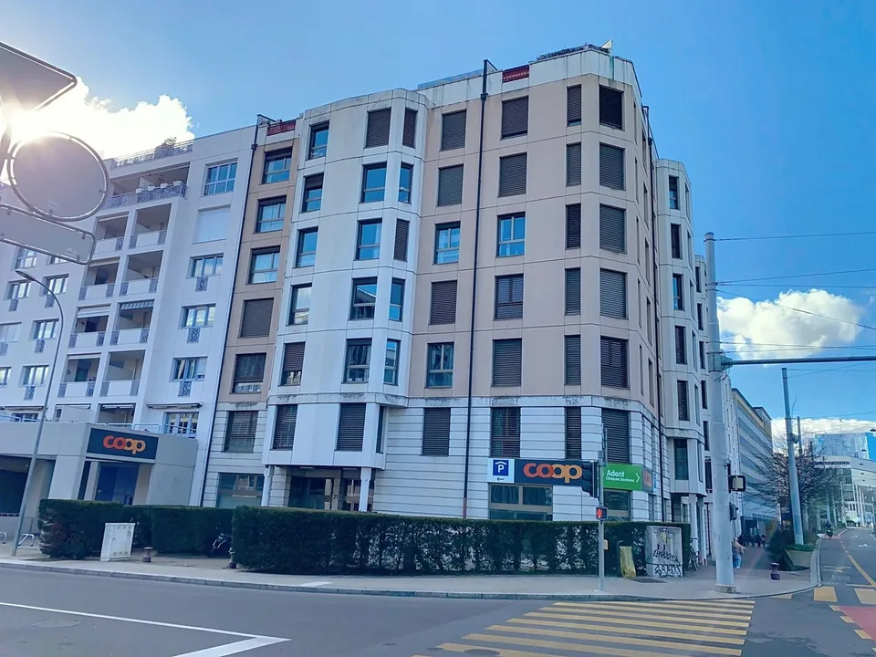 Belle arcade spacieuse proche des Nations