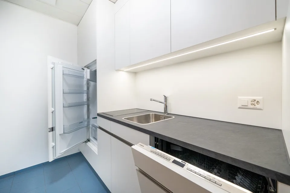 Espace commercial et de bureau rénové disponible immédiatement – photo 10 sur 10