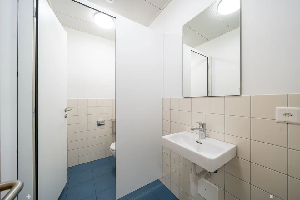 Espace commercial et de bureau rénové disponible immédiatement – photo 7 sur 10