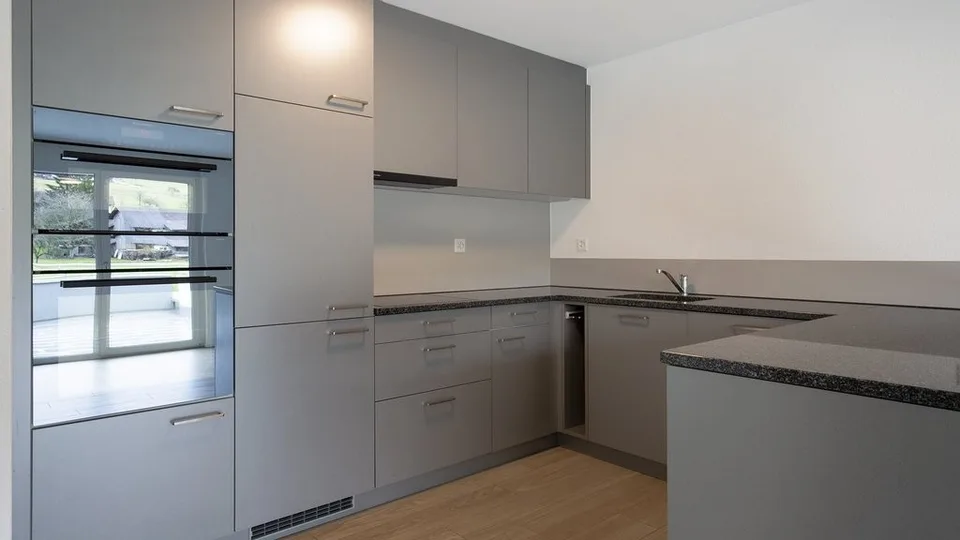 GROSSZÜGIGE UND MODERNE 2.5 ZIMMER-WOHNUNG IN REINACH AG