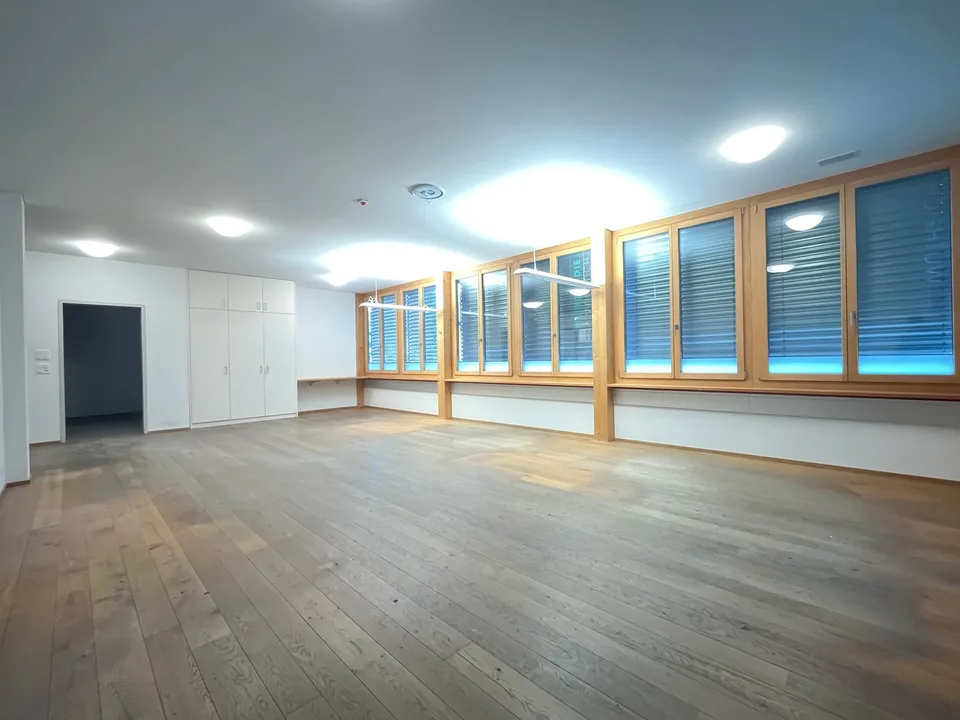 Studi & sale di terapia da 20m2 alla stazione di Papiermühle a Ittigen/Bern