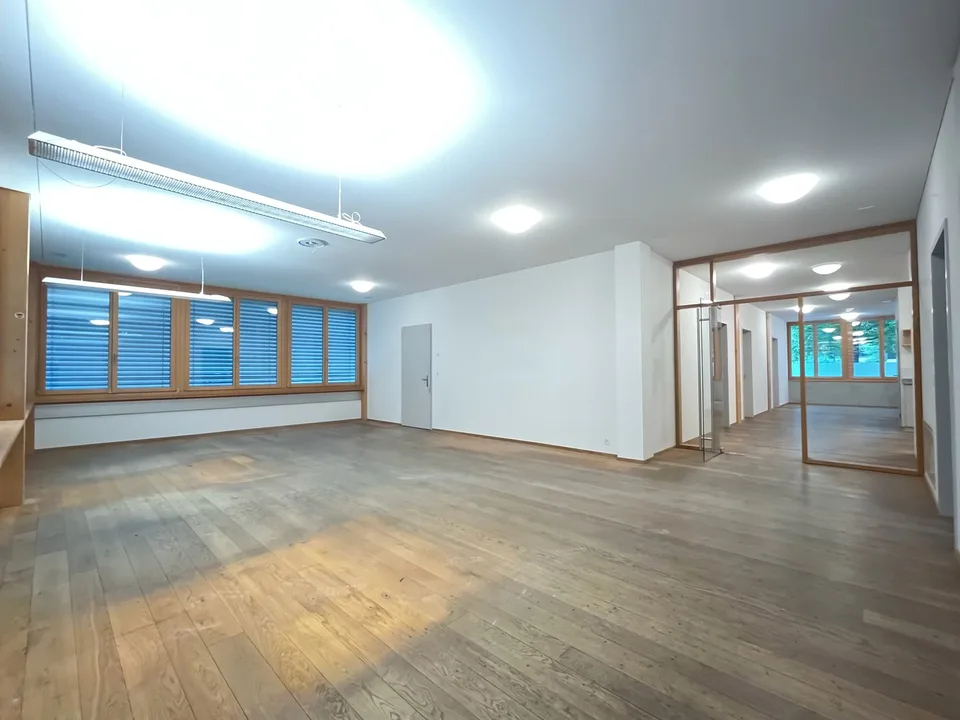 Studi & sale di terapia da 20m2 alla stazione di Papiermühle a Ittigen/Bern