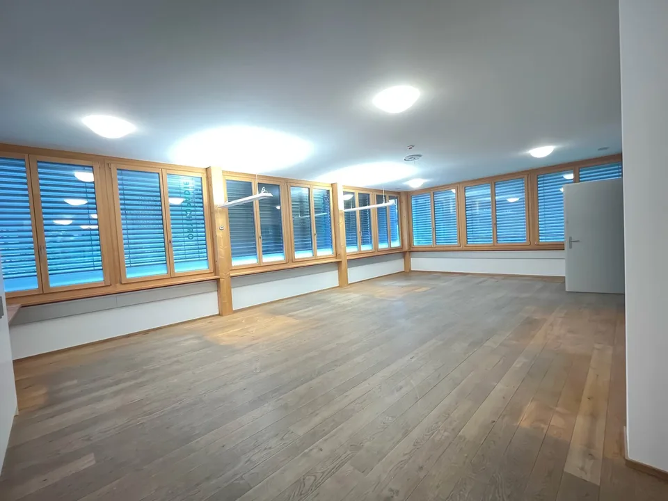 Studi & sale di terapia da 20m2 alla stazione di Papiermühle a Ittigen/Bern