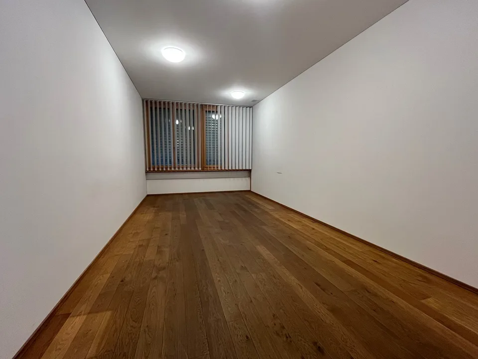 Studi & sale di terapia da 20m2 alla stazione di Papiermühle a Ittigen/Bern